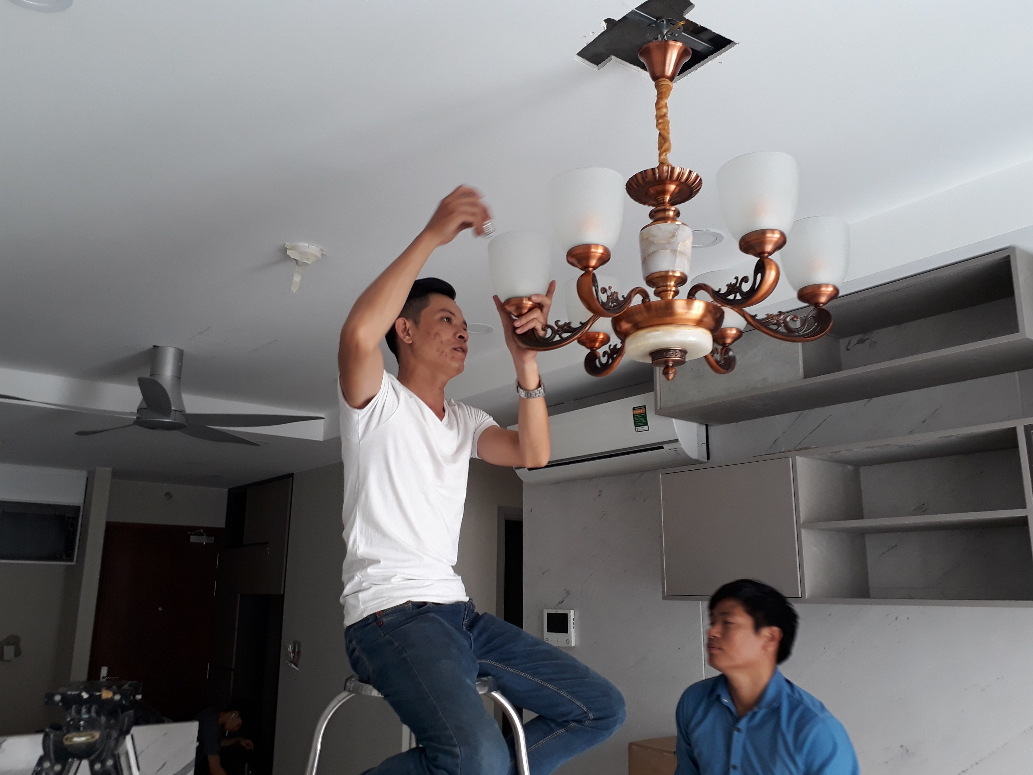 Lắp đặt đèn chùm Phú Yên